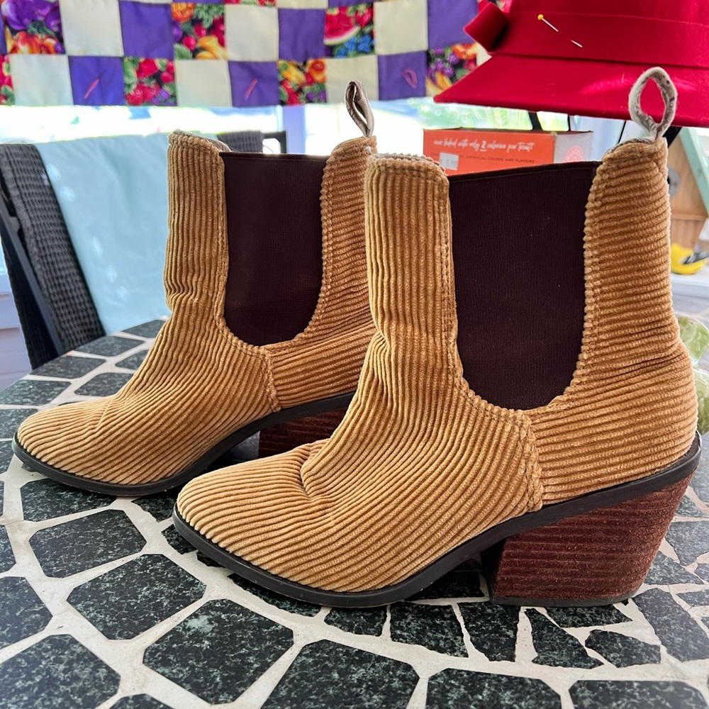 Band of Gypsies Shadow Chelsea bootie in size 7. Light rust gold & brown elastic